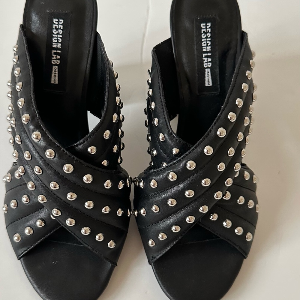 Nice black sandal with chunky heels